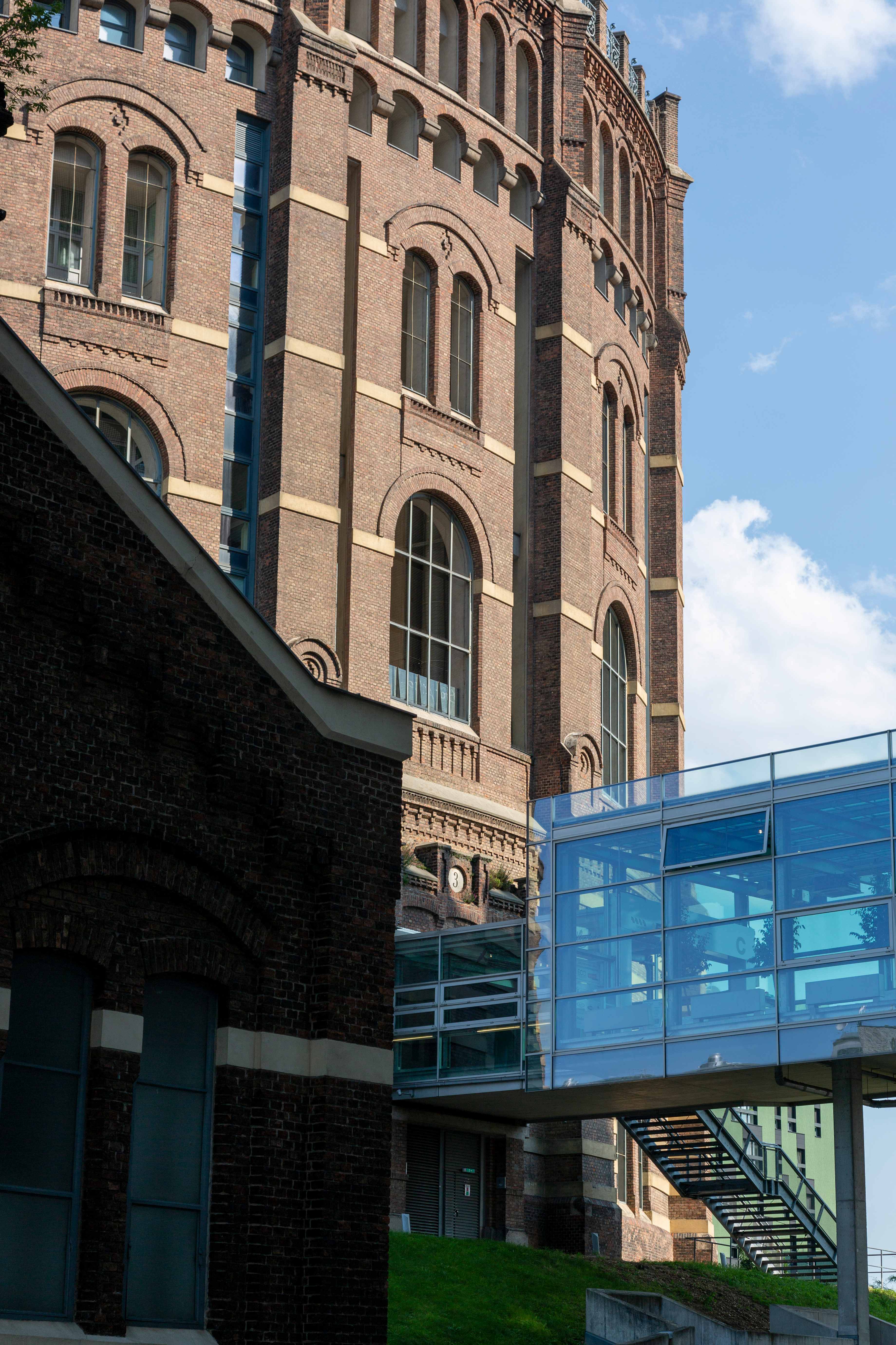 Решение о строительстве: От гостиницы к университету